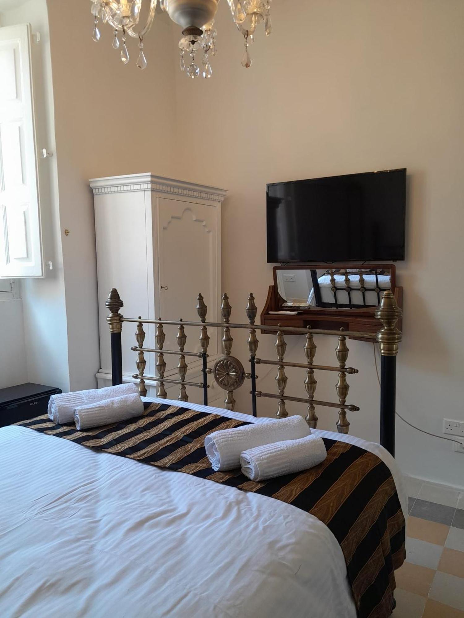 Charming Town House In Cospicua, Valperga Rooms Экстерьер фото
