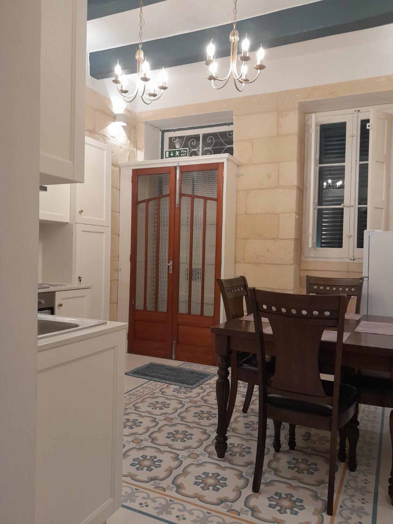 Charming Town House In Cospicua, Valperga Rooms Экстерьер фото